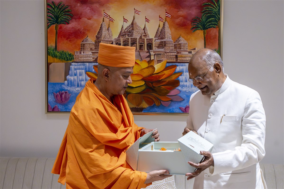 Swami Brahmaviharidas explains the contents of the gift box presented to Shri Ram Nath Kovind.