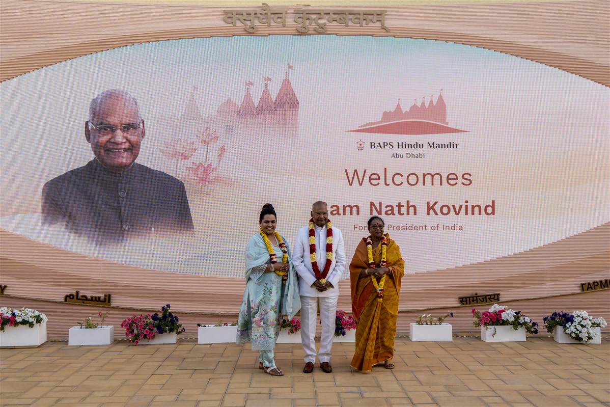 Shri Ram Nath Kovind and his family welcomed and garlanded at the Wall of Harmony.