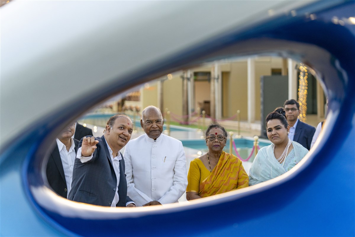 Shri Ram Nath Kovind and his family learn about the significance of the Divine Eye.