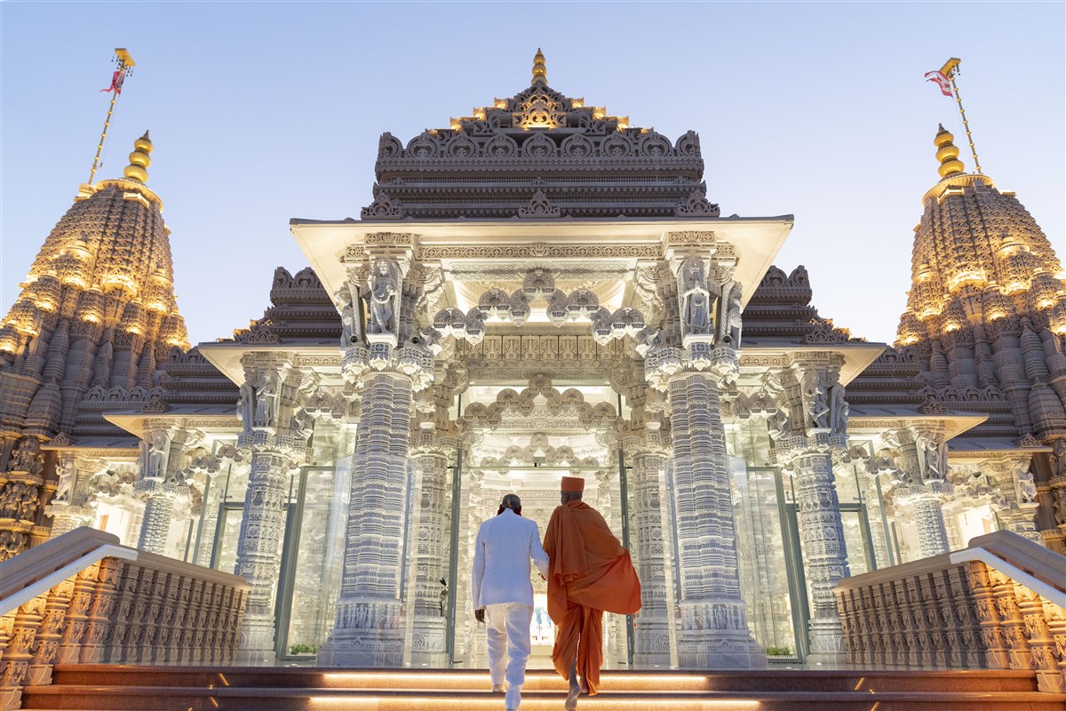 Swami Brahmaviharidas and Shri Ram Nath Kovind ascend the Mandir steps together.