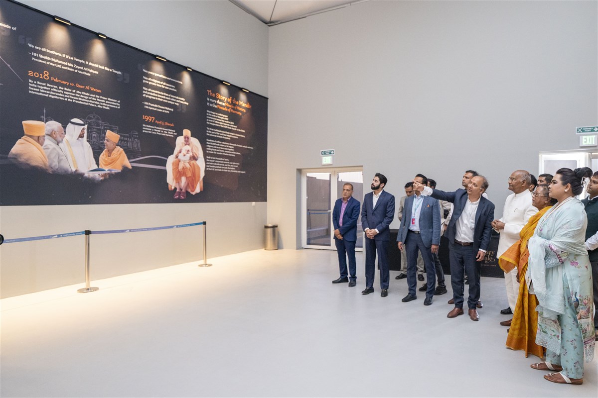 BAPS volunteer introduces Shri Ram Nath Kovind and his family to the Fairy Tale immersive show.