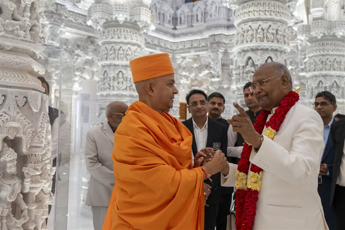 Shri Ram Nath Kovind expresses his deep appreciation for the intricacy and thoughtfulness behind the Mandir’s carvings and murtis.