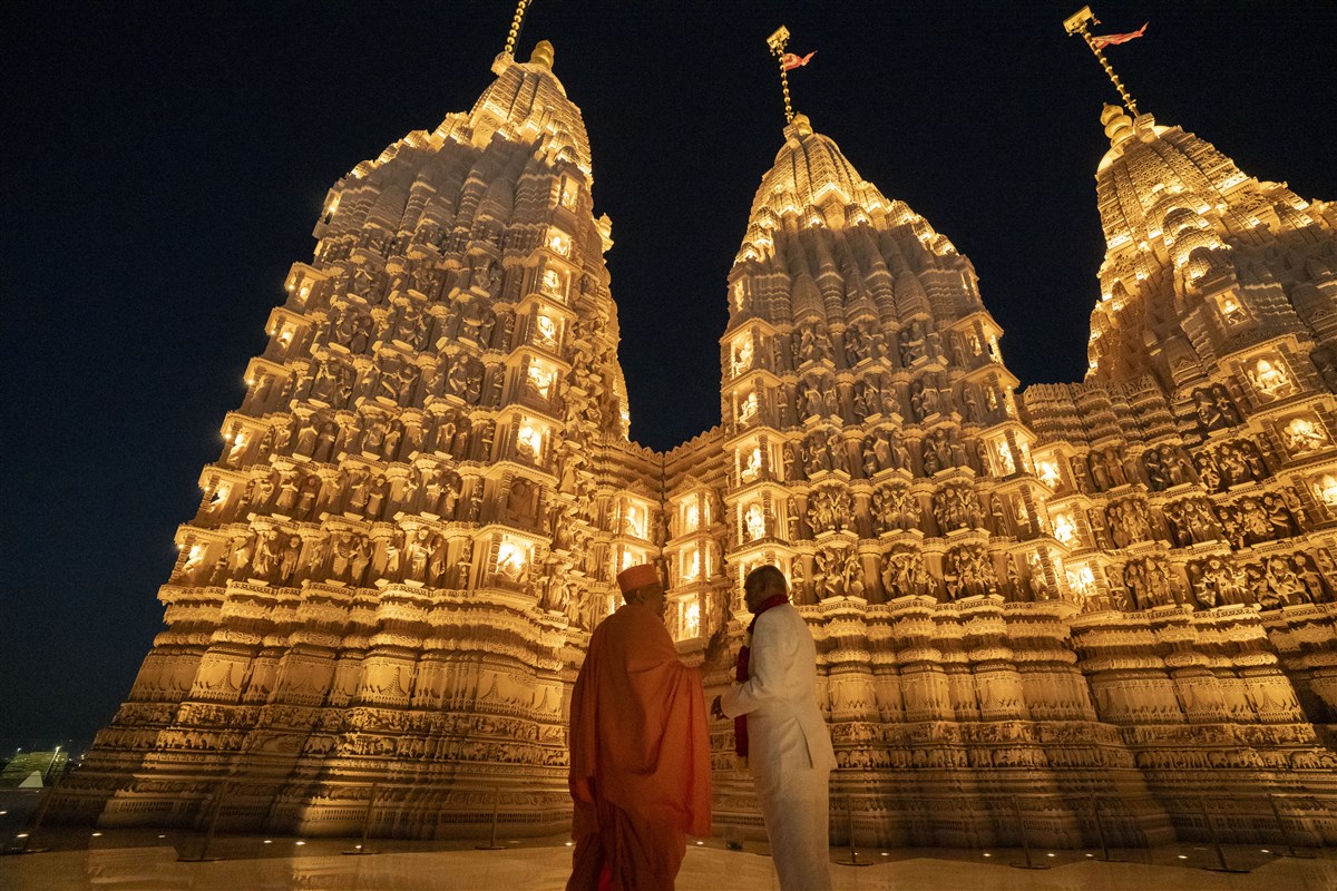 Swami Brahmaviharidas and Shri Ram Nath Kovind admire the carvings of the Mandir’s Parikrama (exterior facade).