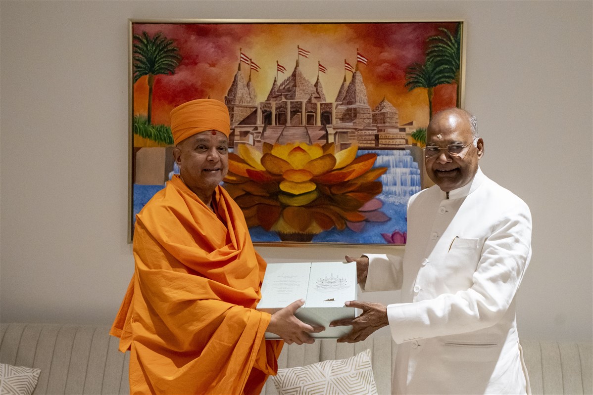 Swami Brahmaviharidas presents a special gift box to Shri Ram Nath Kovind.