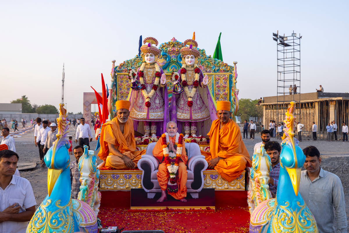 <a href="https://www.baps.org/Photos/2025/Nagar-Yatra-33131.aspx?mid=279832" target="new" style="text-decoration:underline; color:blue;">Nagar Yatra</a>