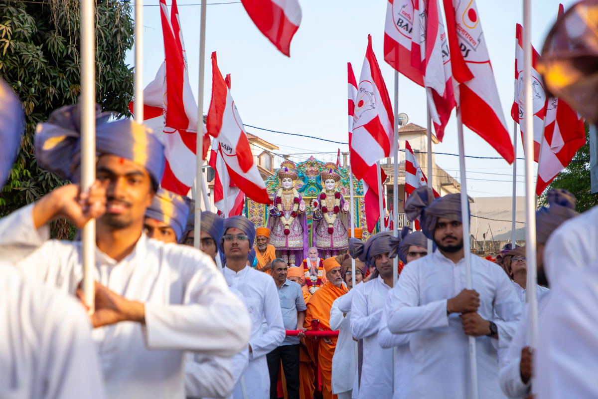 Nagar Yatra in the streets of Kanad