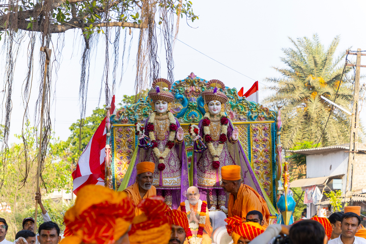Nagar Yatra in the streets of Kanad