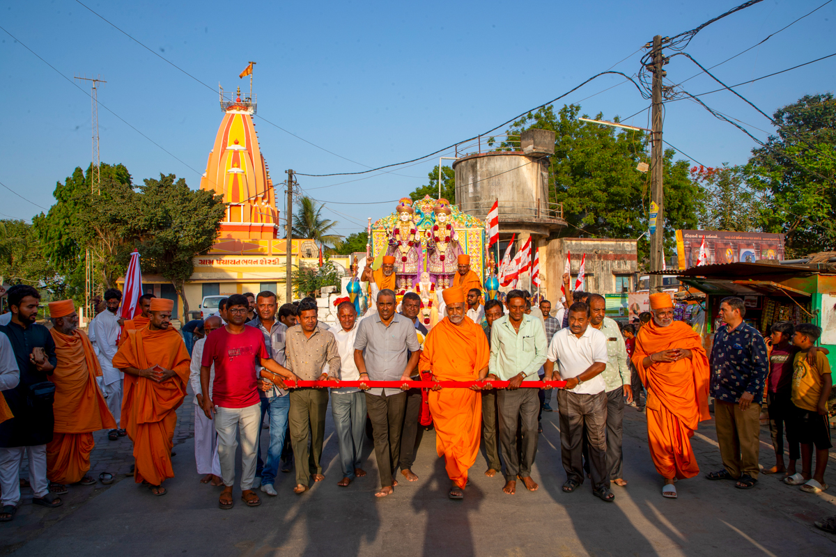 Nagar Yatra in the streets of Kanad