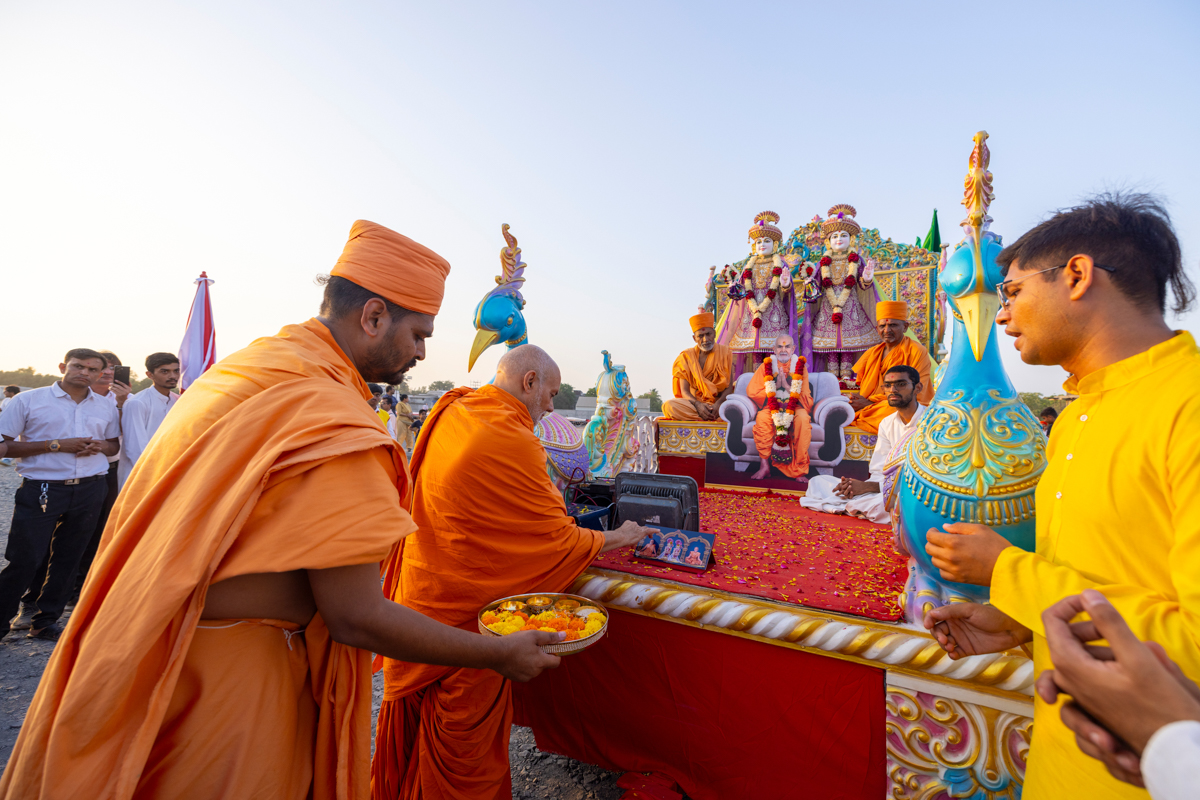 Pujya Viveksagar Swami performs pujan of Thakorji