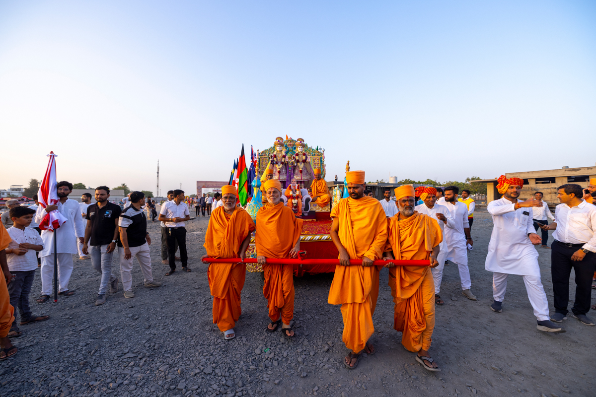 Pujya Viveksagar Swami and swamis pull a rath