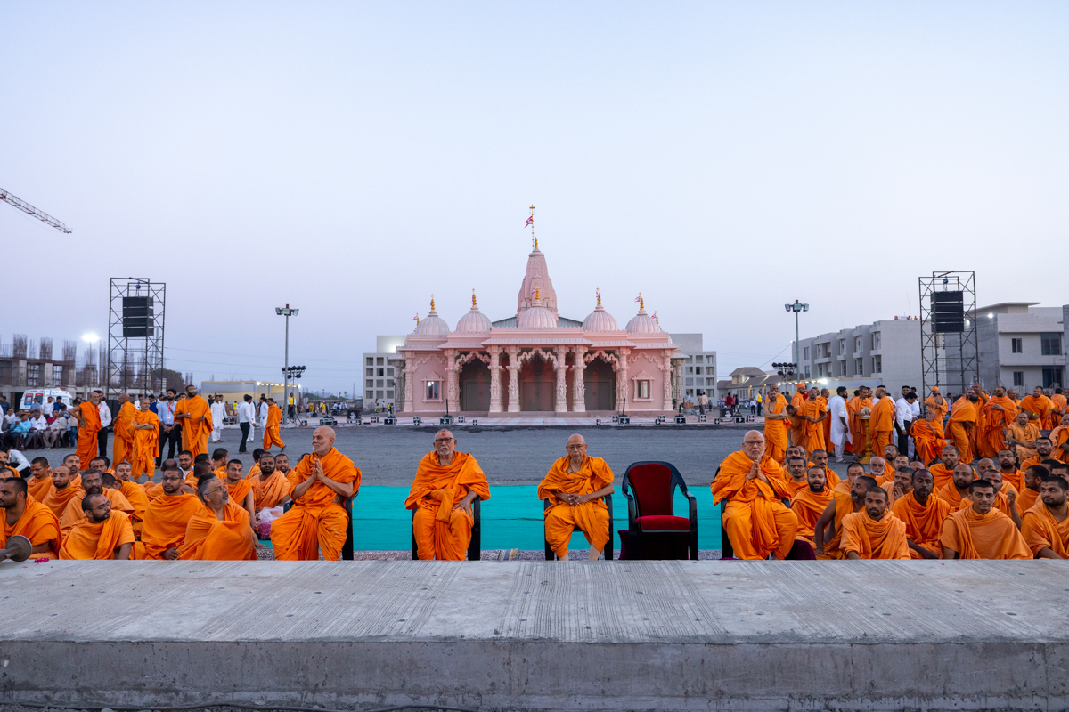 Pujya Viveksagar Swami, Pujya Kothari Swami, Pujya Tyagvallabh Swami, Pujya Ghanshyamcharan Swami and swamis watch the nagar yatra