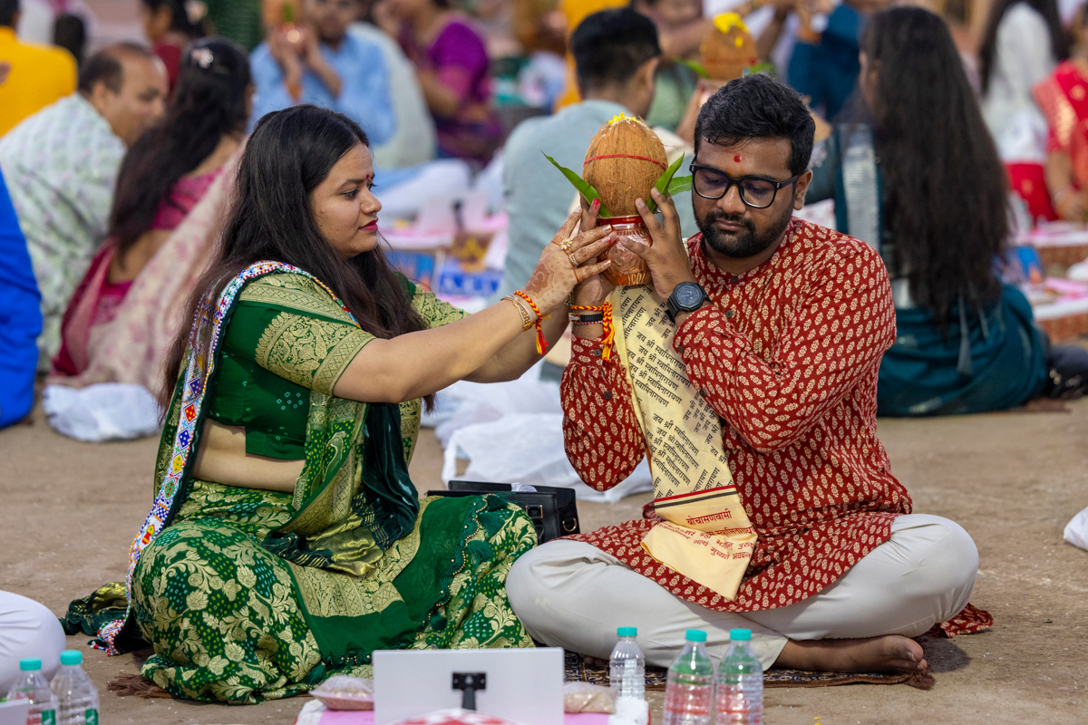 Devotees participate in the yagna rituals