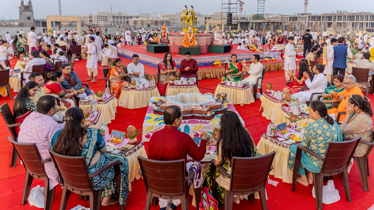 Devotees participate in the yagna rituals