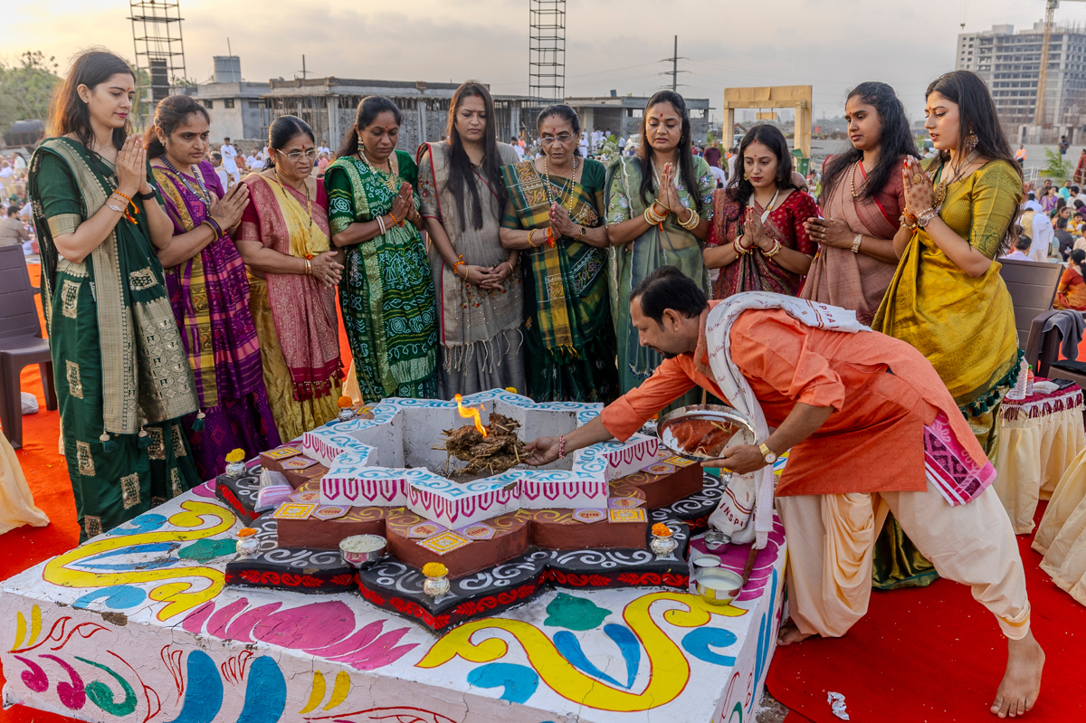 Devotees participate in the yagna rituals