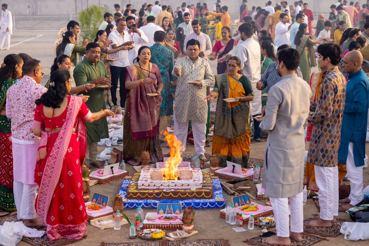 Devotees participate in the yagna rituals