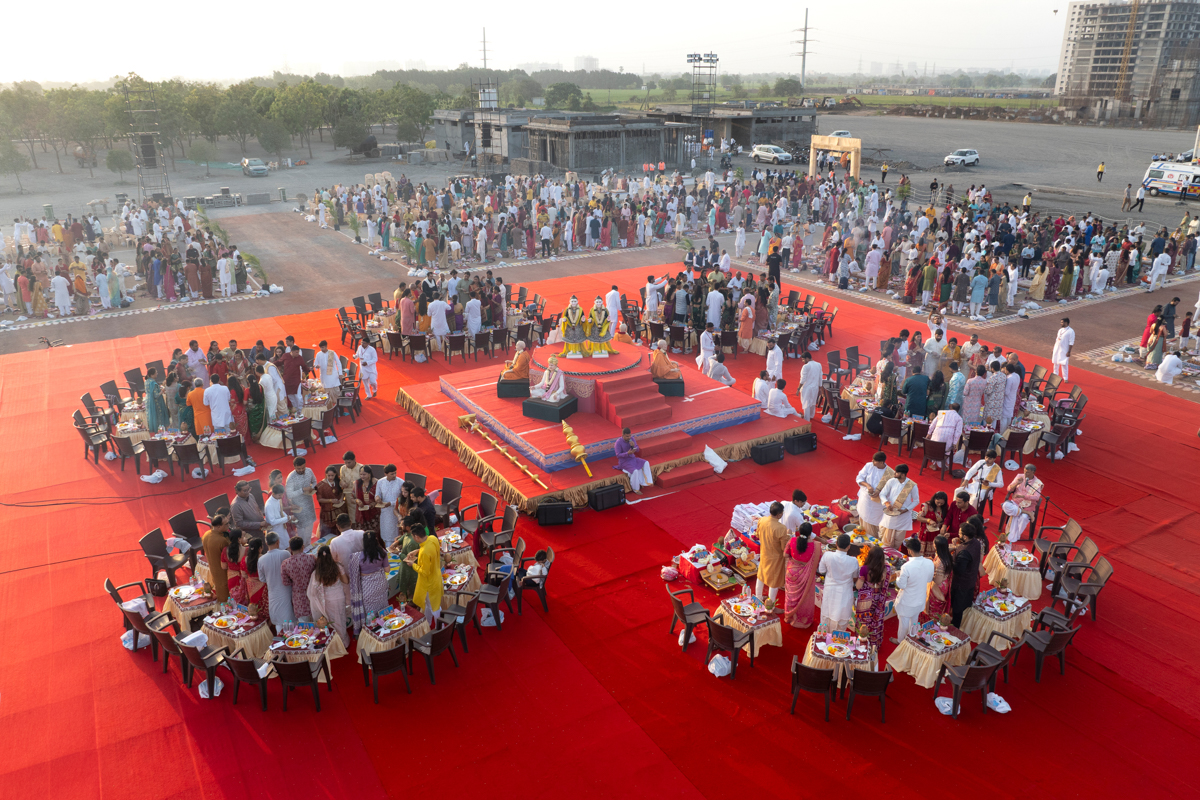 Devotees participate in the yagna rituals
