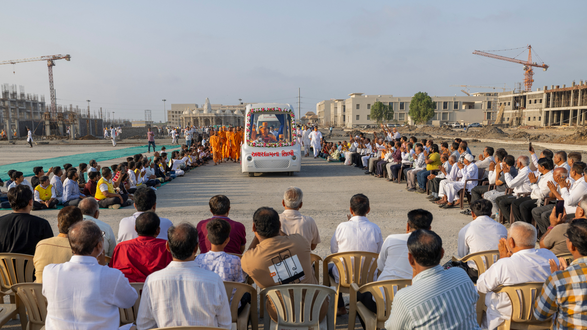Swamishri arrives for the yagna rituals