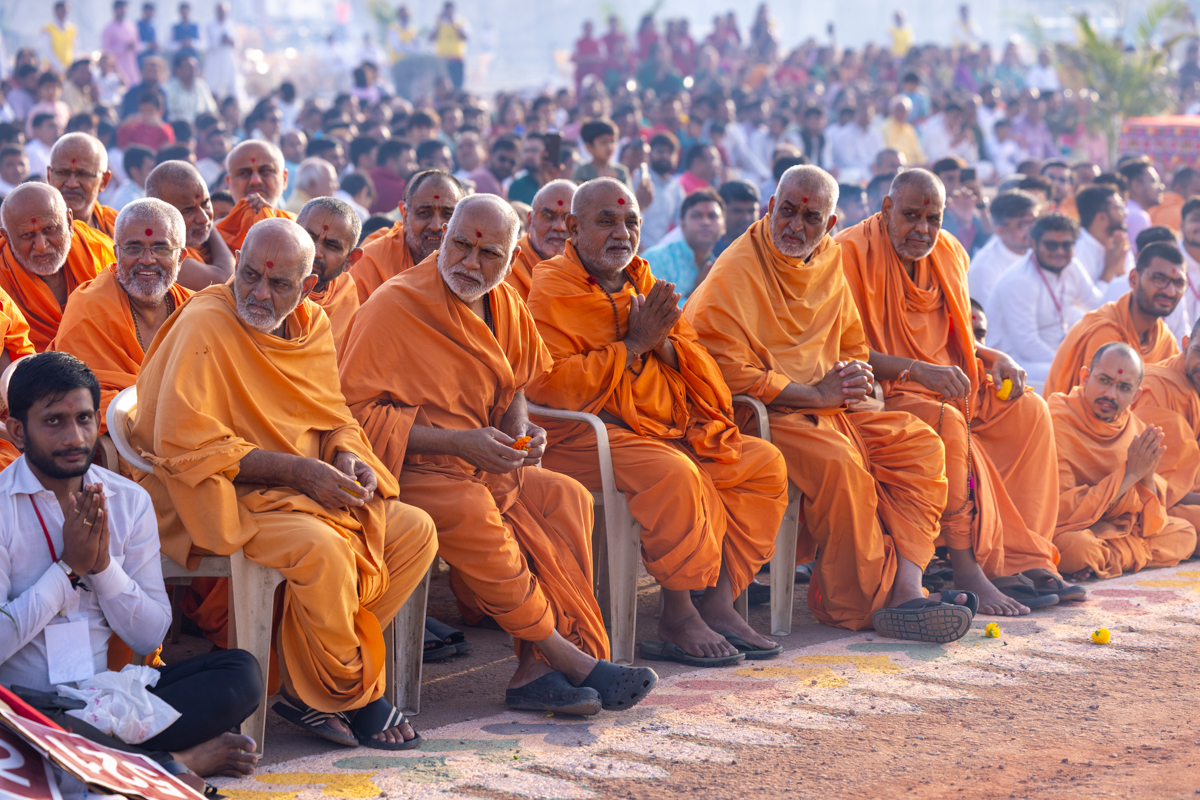 Swamis and devotees doing darshan of Swamishri