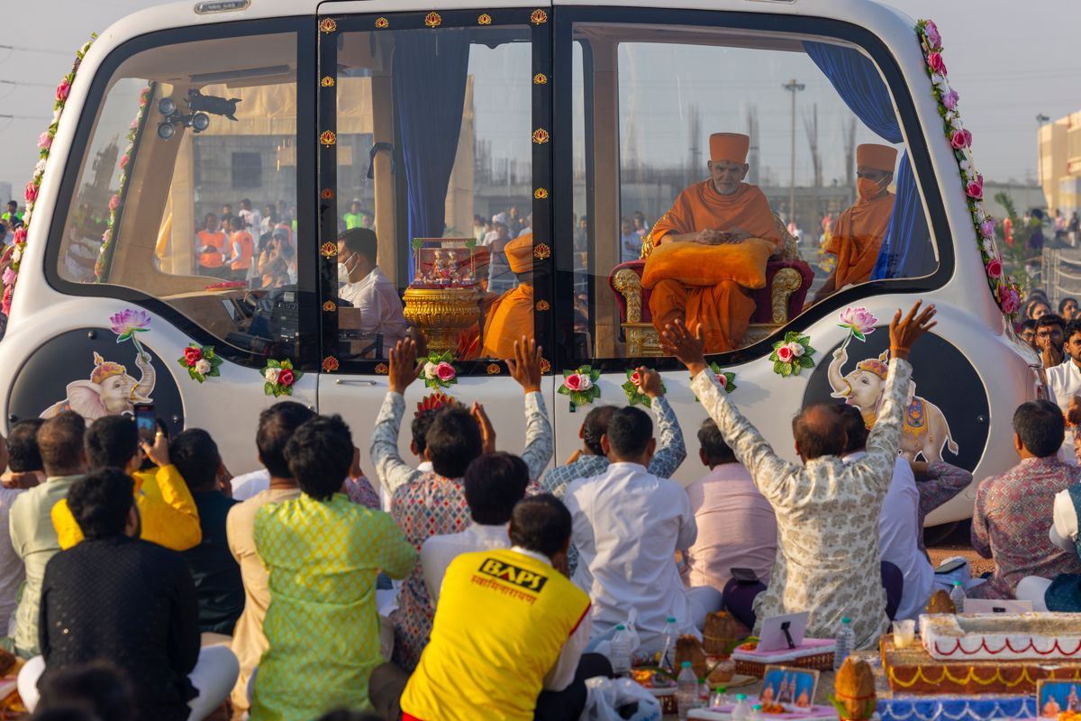 Swamishri greets all with folded hands