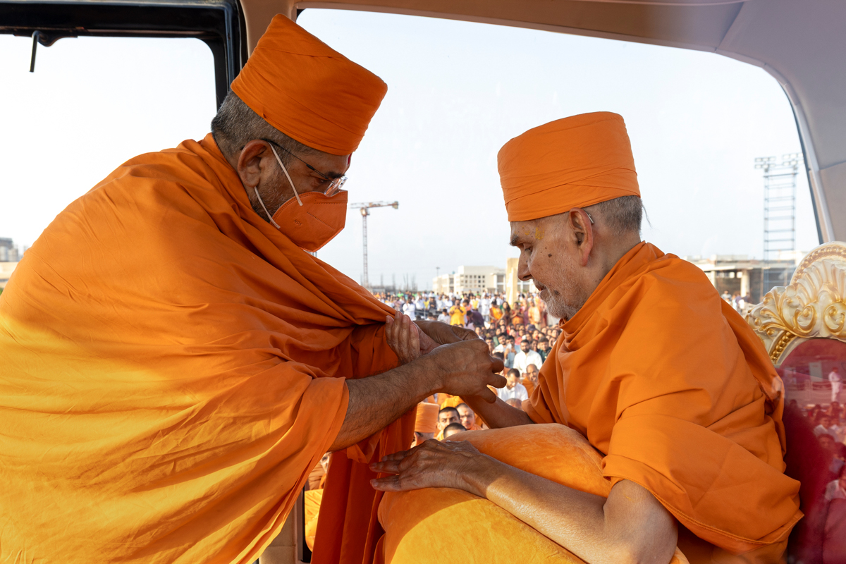 A swami ties a nadachhadi to Swamishri