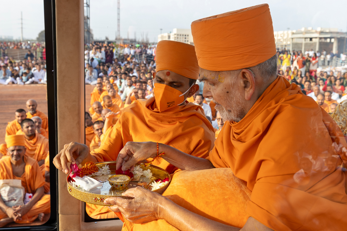 Swamishri performs the yagna rituals