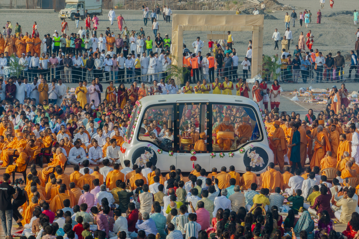 Swamis and devotees doing darshan of Swamishri