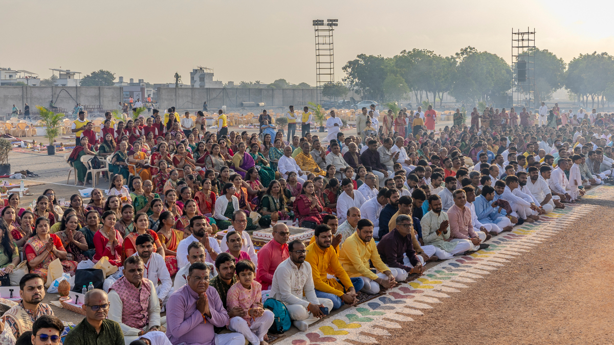 Devotees doing darshan of Swamishri