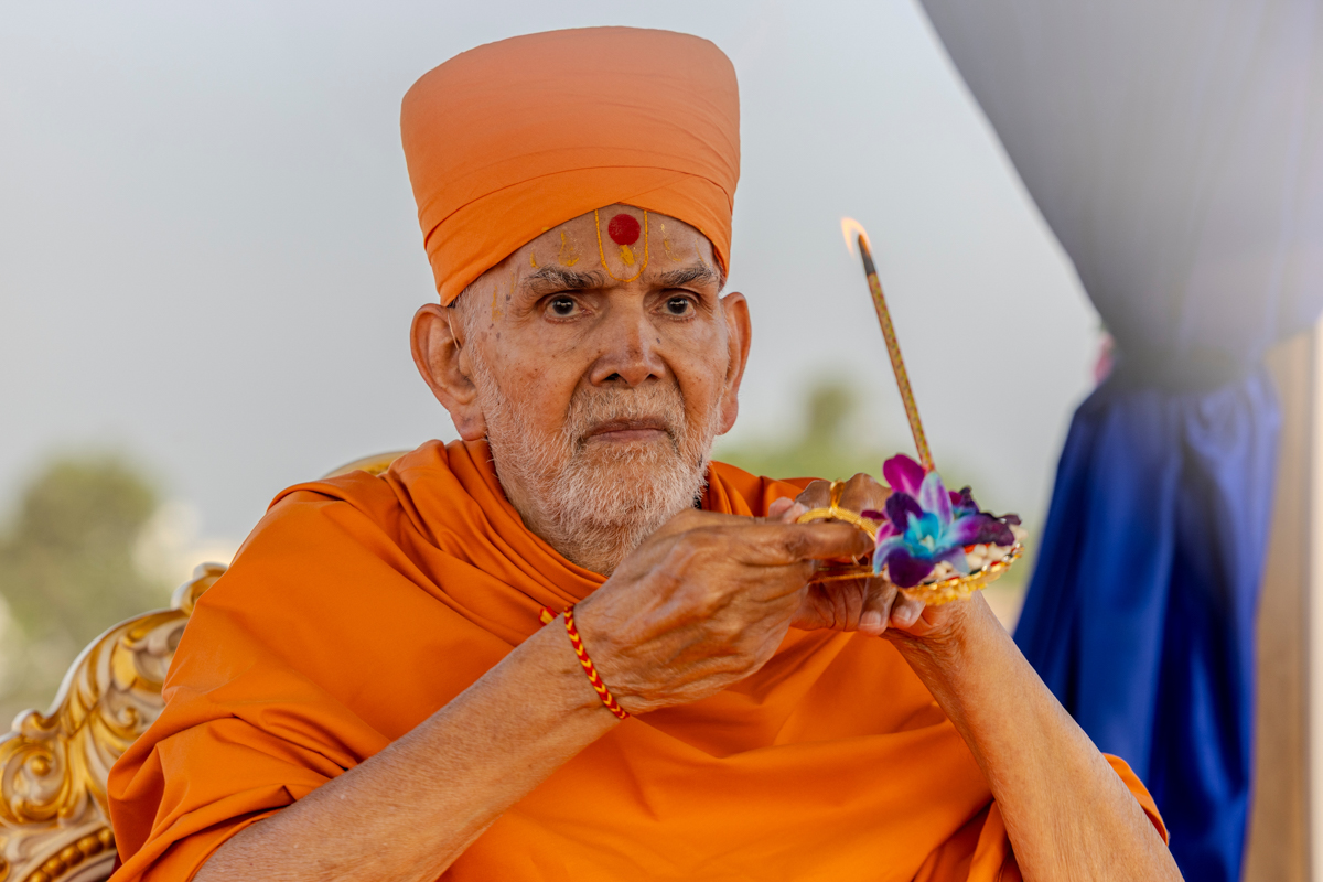 Swamishri performs the yagna arti
