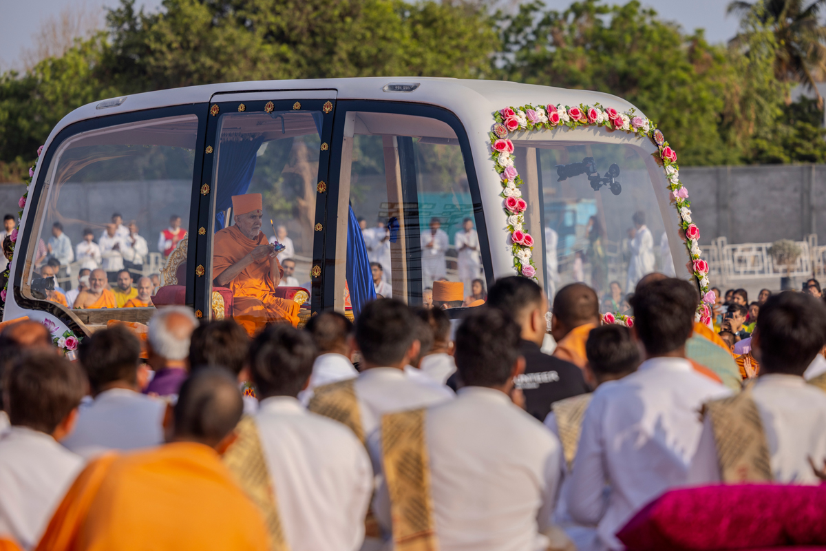 Swamishri performs the yagna arti