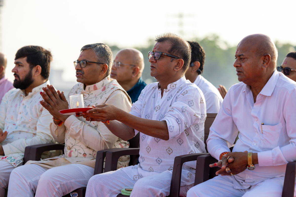 Devotees during the yagna arti