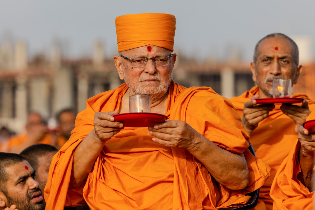 Pujya Ishwarcharan Swami performs the yagna arti
