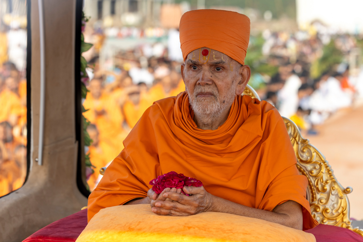 Swamishri offers mantra-pushpanjali