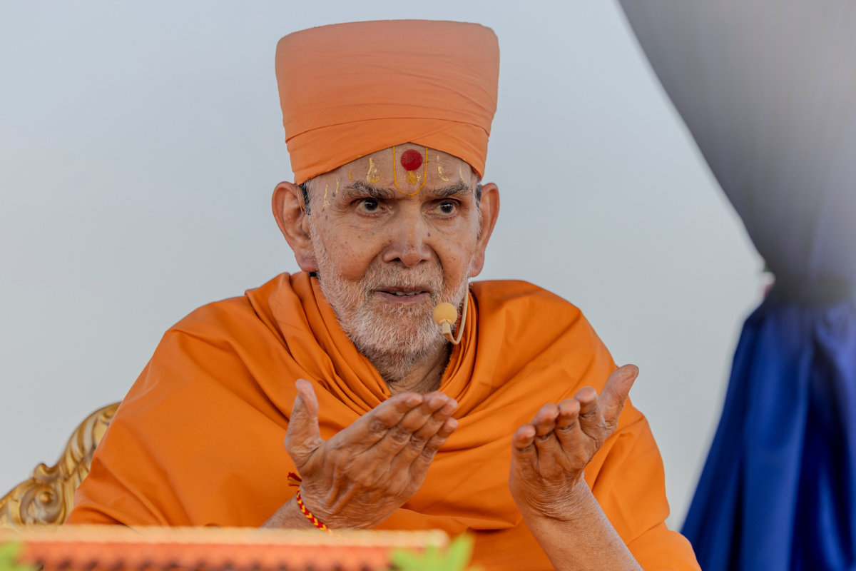Swamishri blesses devotees