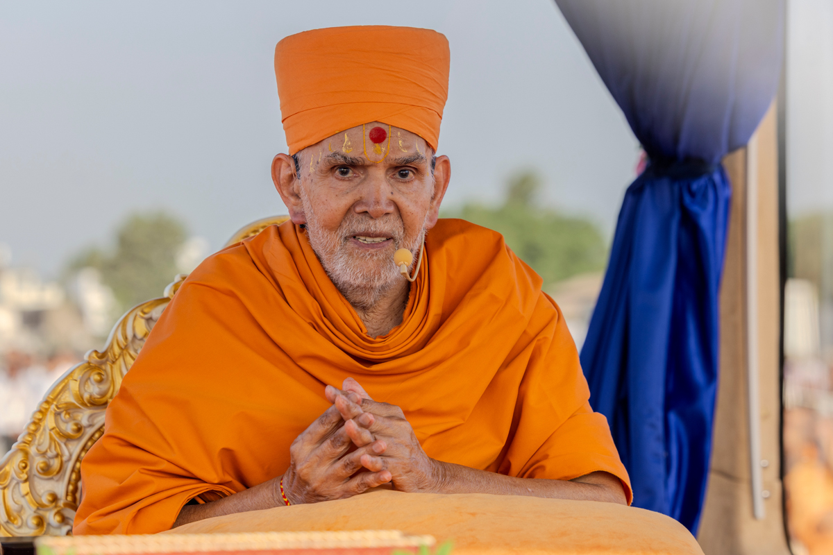 Swamishri blesses devotees