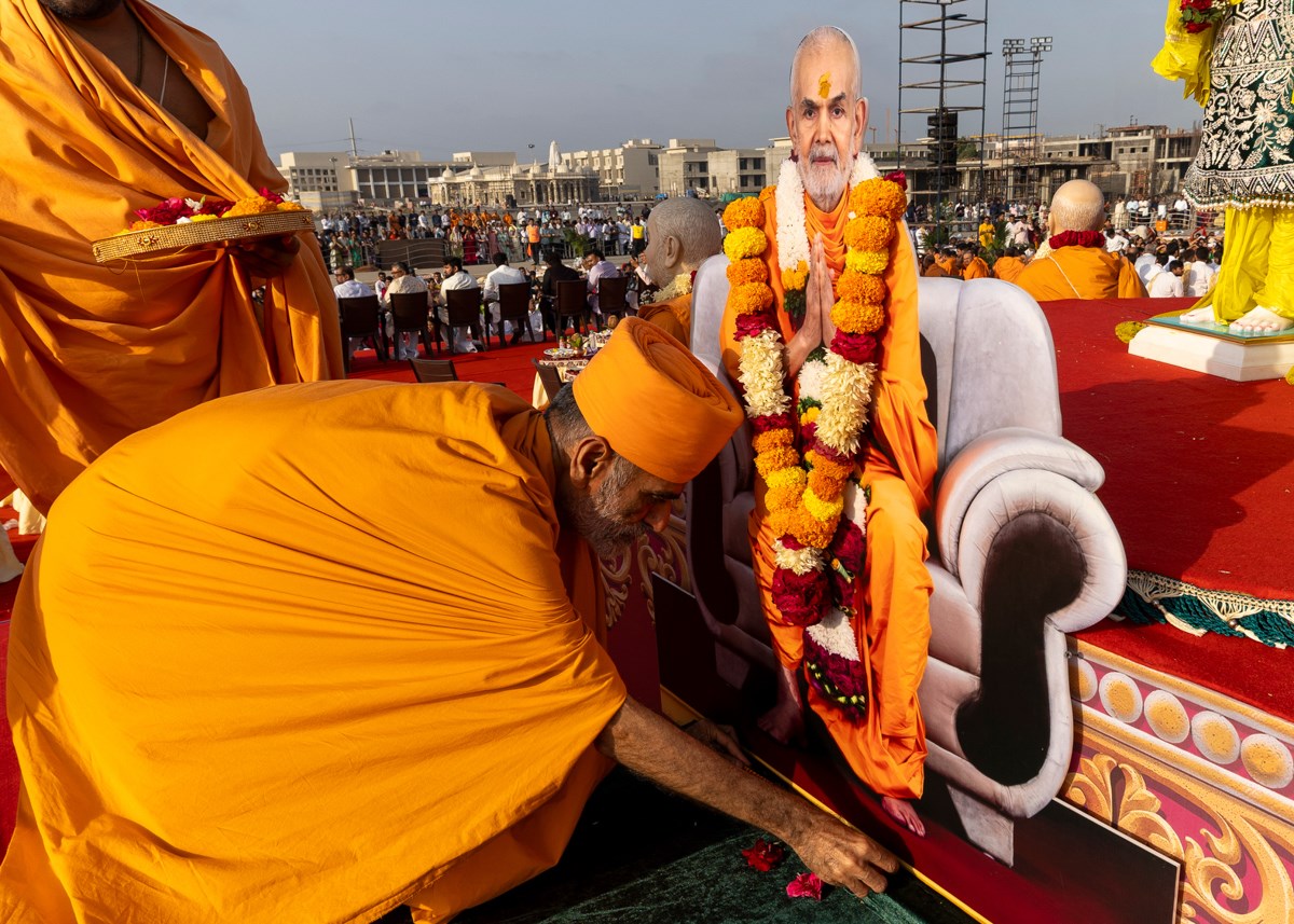Anandswarup Swami performs pujan of Brahmaswarup Mahant Swami Maharaj