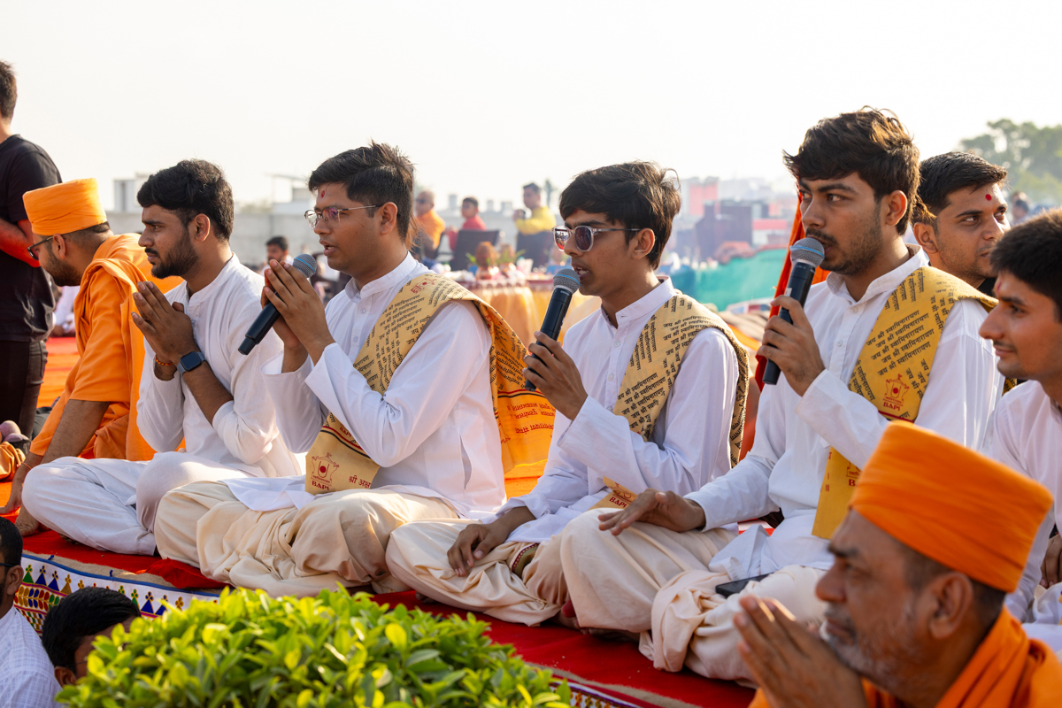Pandits sing Vedic shlokas