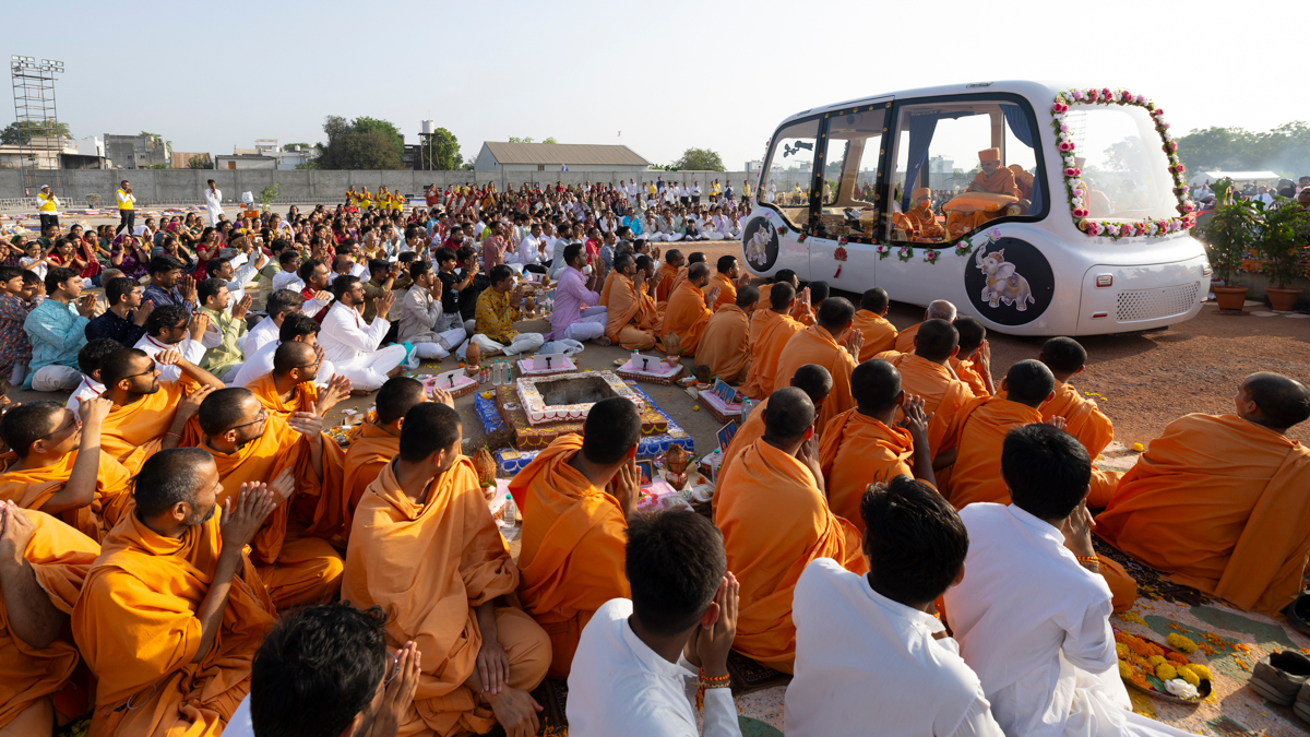 Swamis and devotees doing darshan of Swamishri