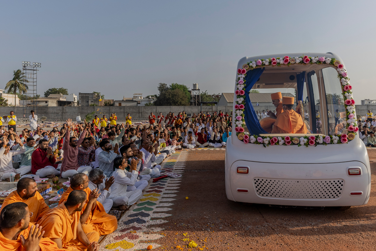 Swamis and devotees doing darshan of Swamishri