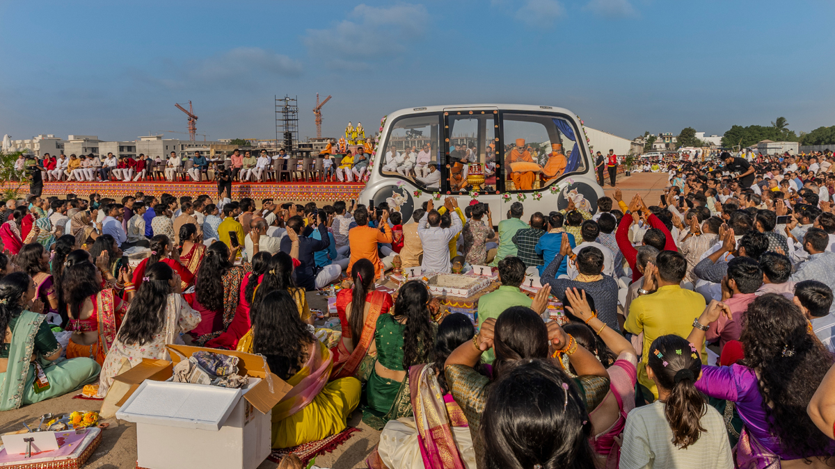 Devotees doing darshan of Swamishri