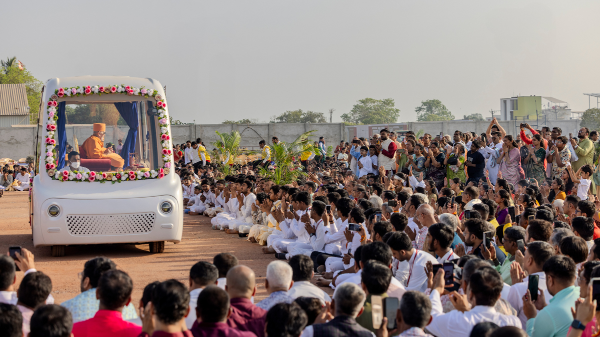 Devotees doing darshan of Swamishri