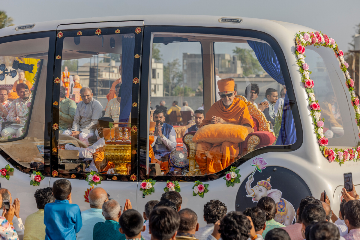Swamishri greets all with folded hands
