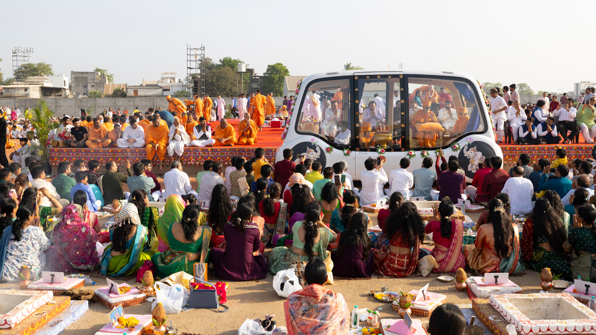 Devotees doing darshan of Swamishri