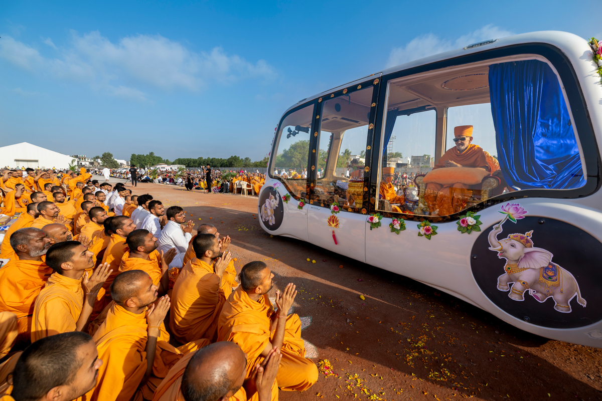 Swamis doing darshan of Swamishri