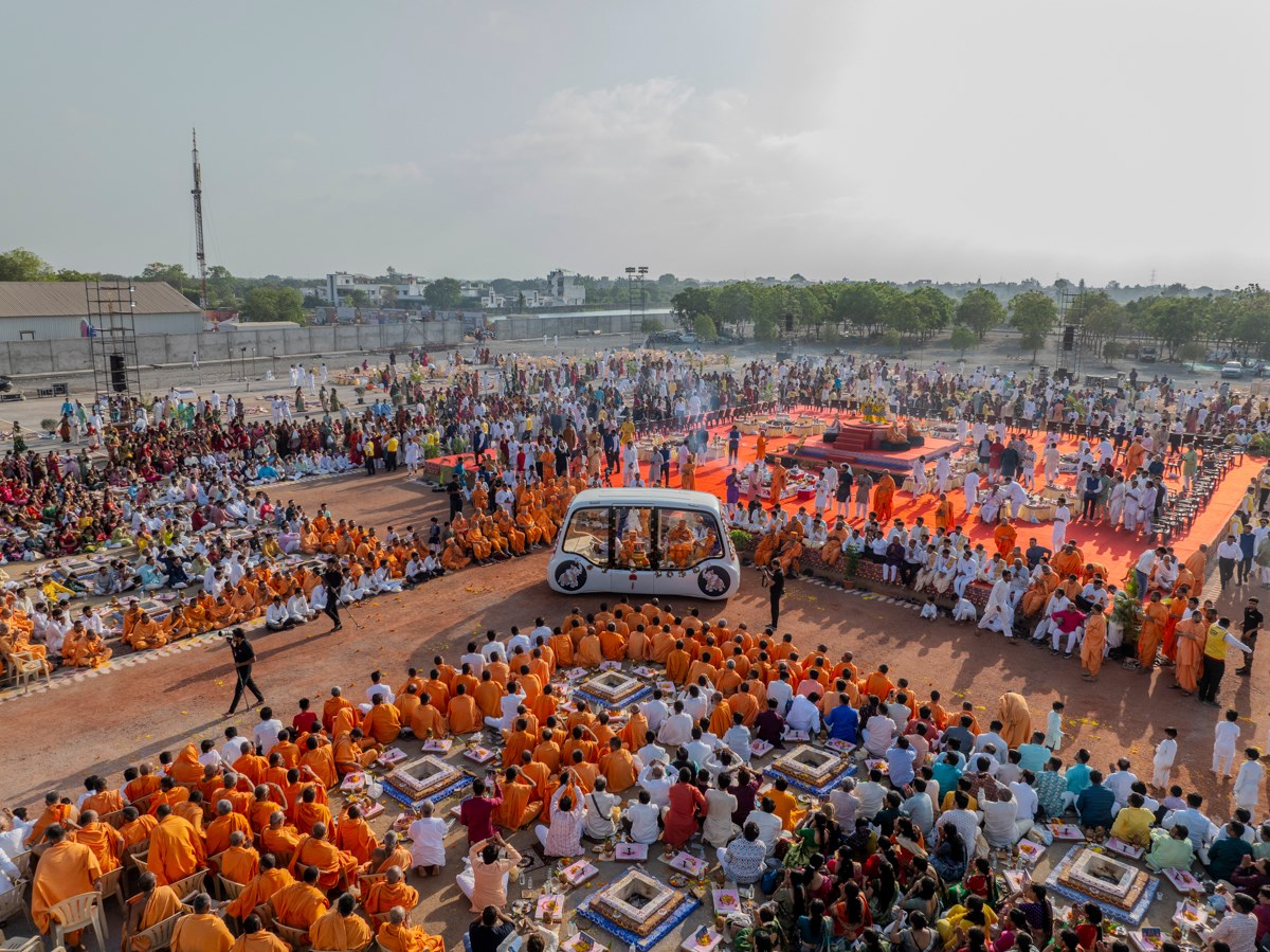 Swamis and devotees doing darshan of Swamishri