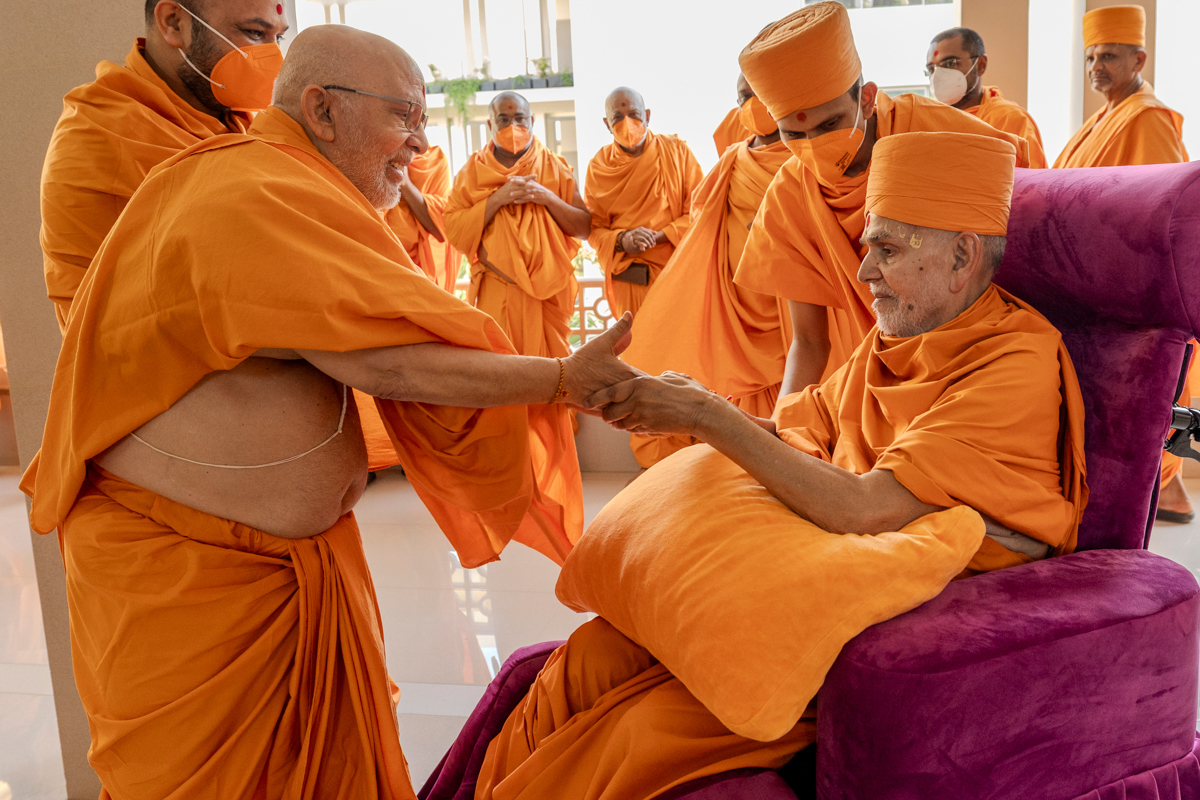 Pujya Ghanshyamcharan Swami greets Swamishri