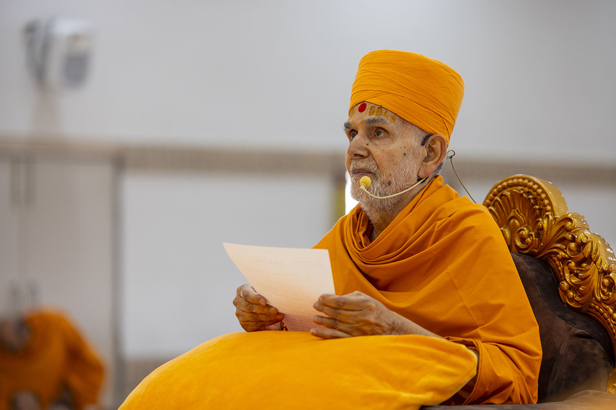 Swamishri reads a prarthana