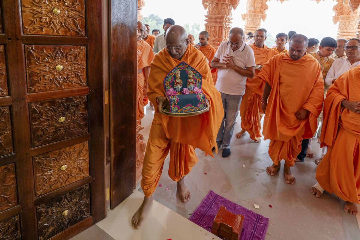 Yagneshwar Swami performs the prasad pravesh rituals