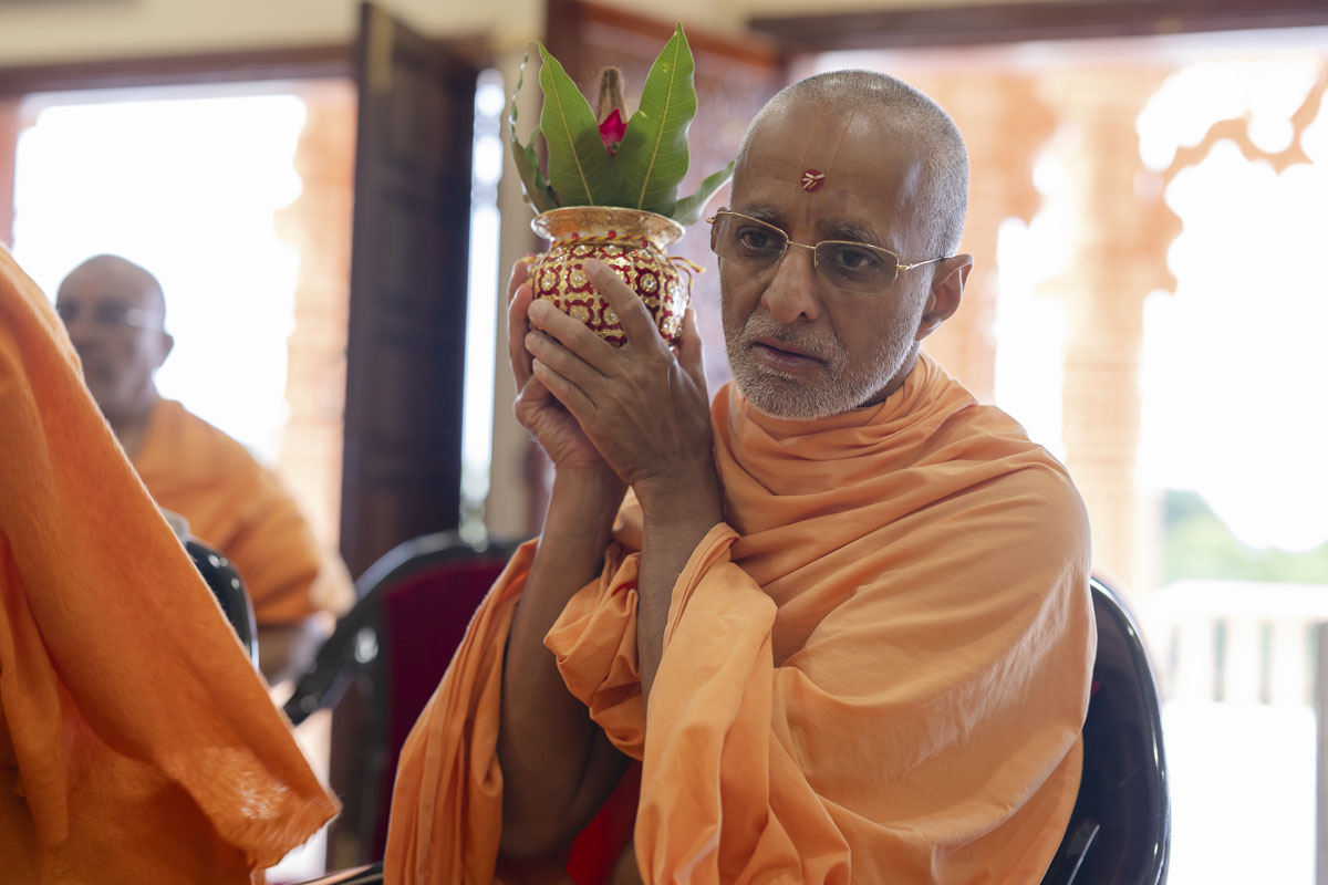 Priyavrat Swami performs the yagna rituals