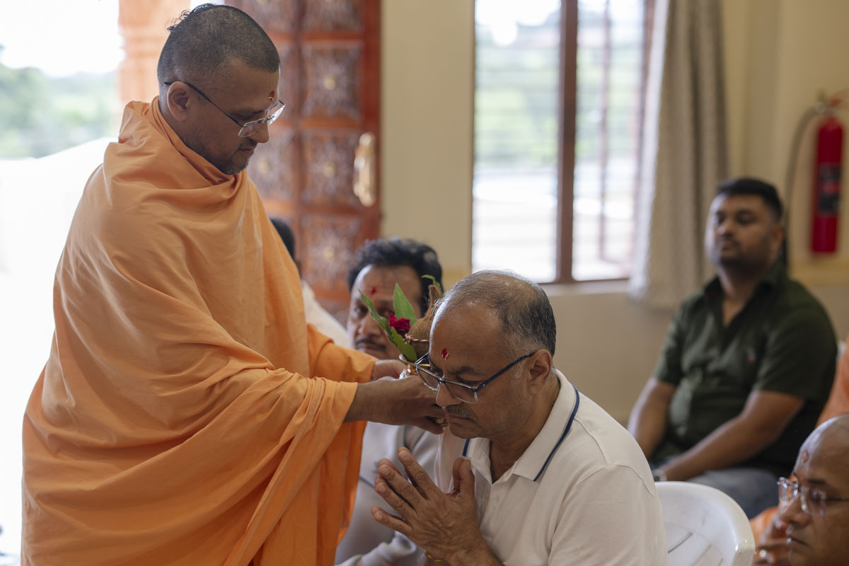 Devotees participate in the yagna rituls