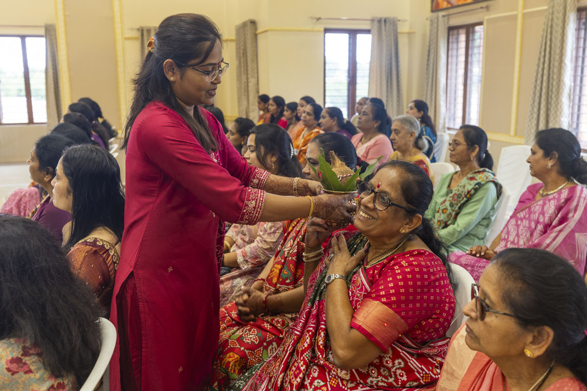 Devotees participate in the yagna rituls